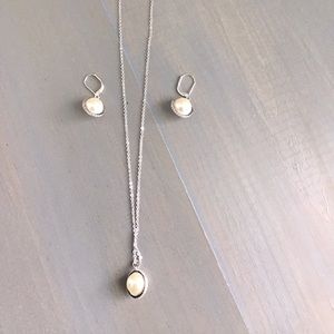 Captured pearl necklace and earrings